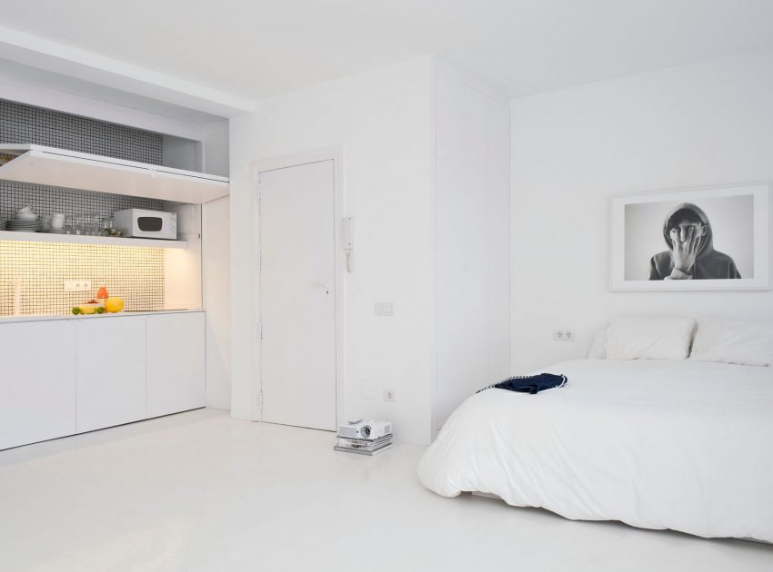 A Bright White Contemporary Apartment for an Art Historian and Curator in Barcelona by CaSA – Colombo and Serboli Architecture (3)