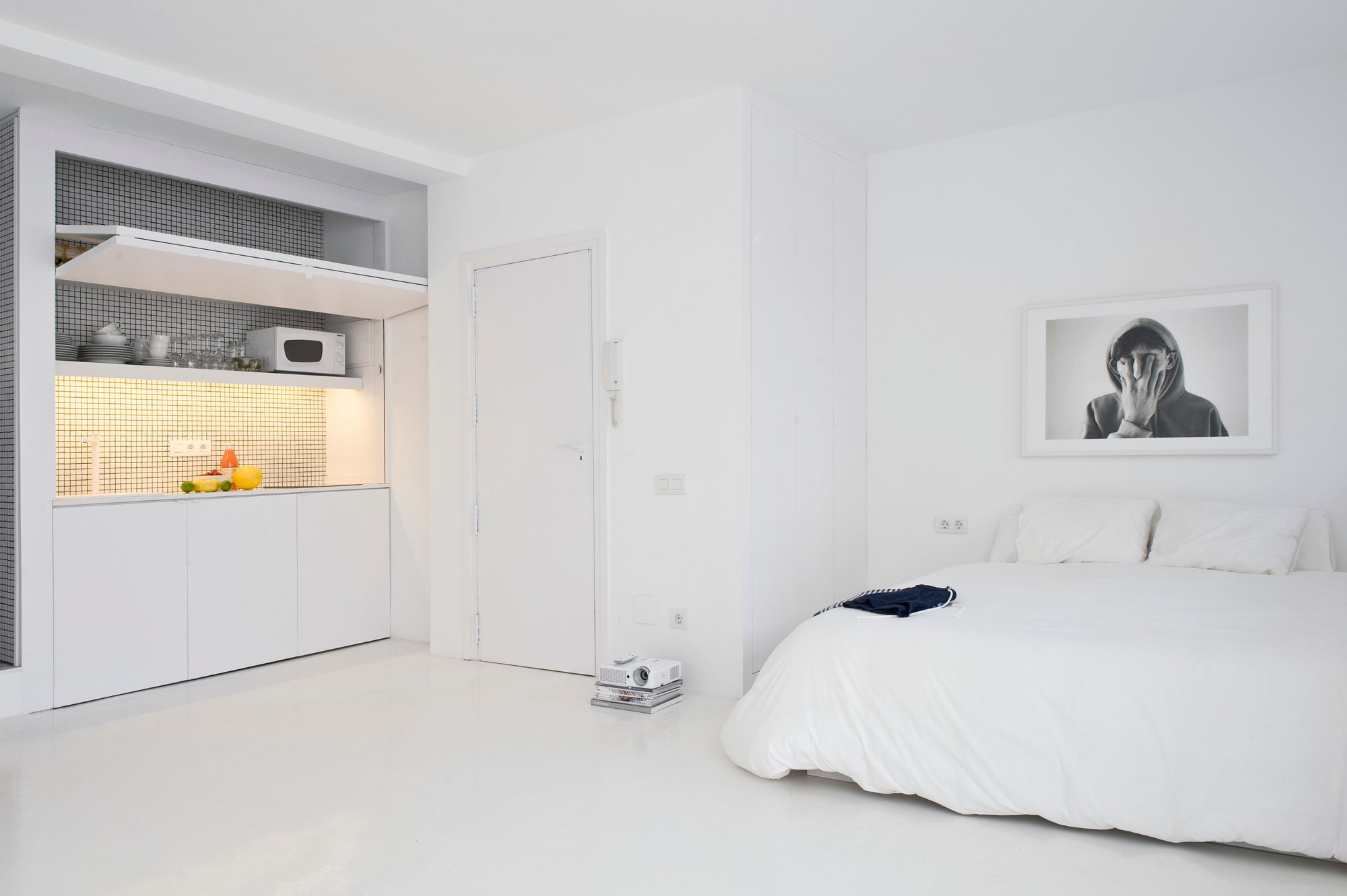 A Bright White Contemporary Apartment for an Art Historian and Curator in Barcelona by CaSA – Colombo and Serboli Architecture (3)