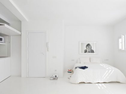 A Bright White Contemporary Apartment for an Art Historian and Curator in Barcelona by CaSA – Colombo and Serboli Architecture (4)