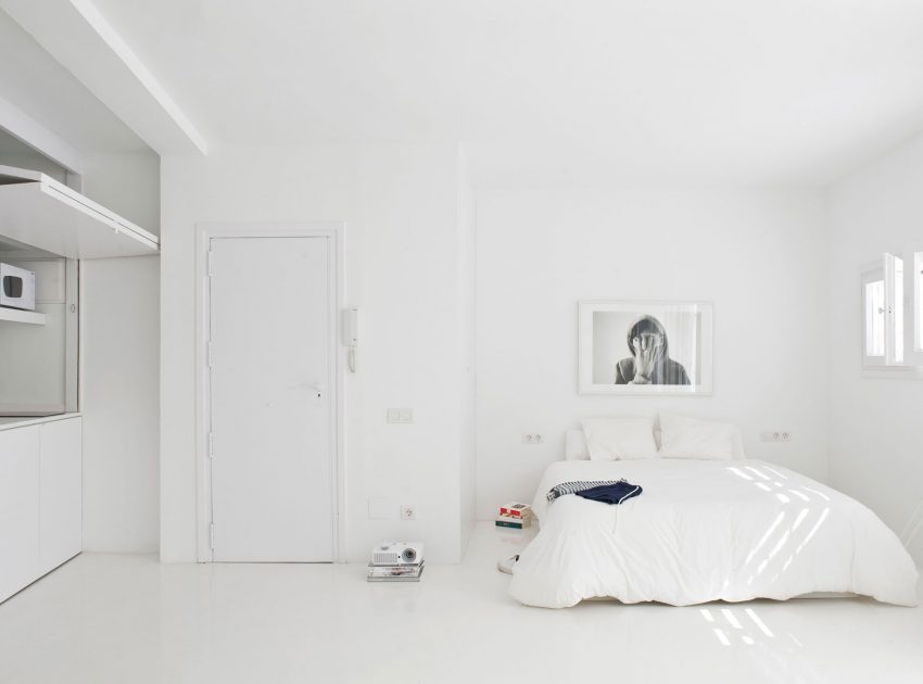 A Bright White Contemporary Apartment for an Art Historian and Curator in Barcelona by CaSA – Colombo and Serboli Architecture (4)