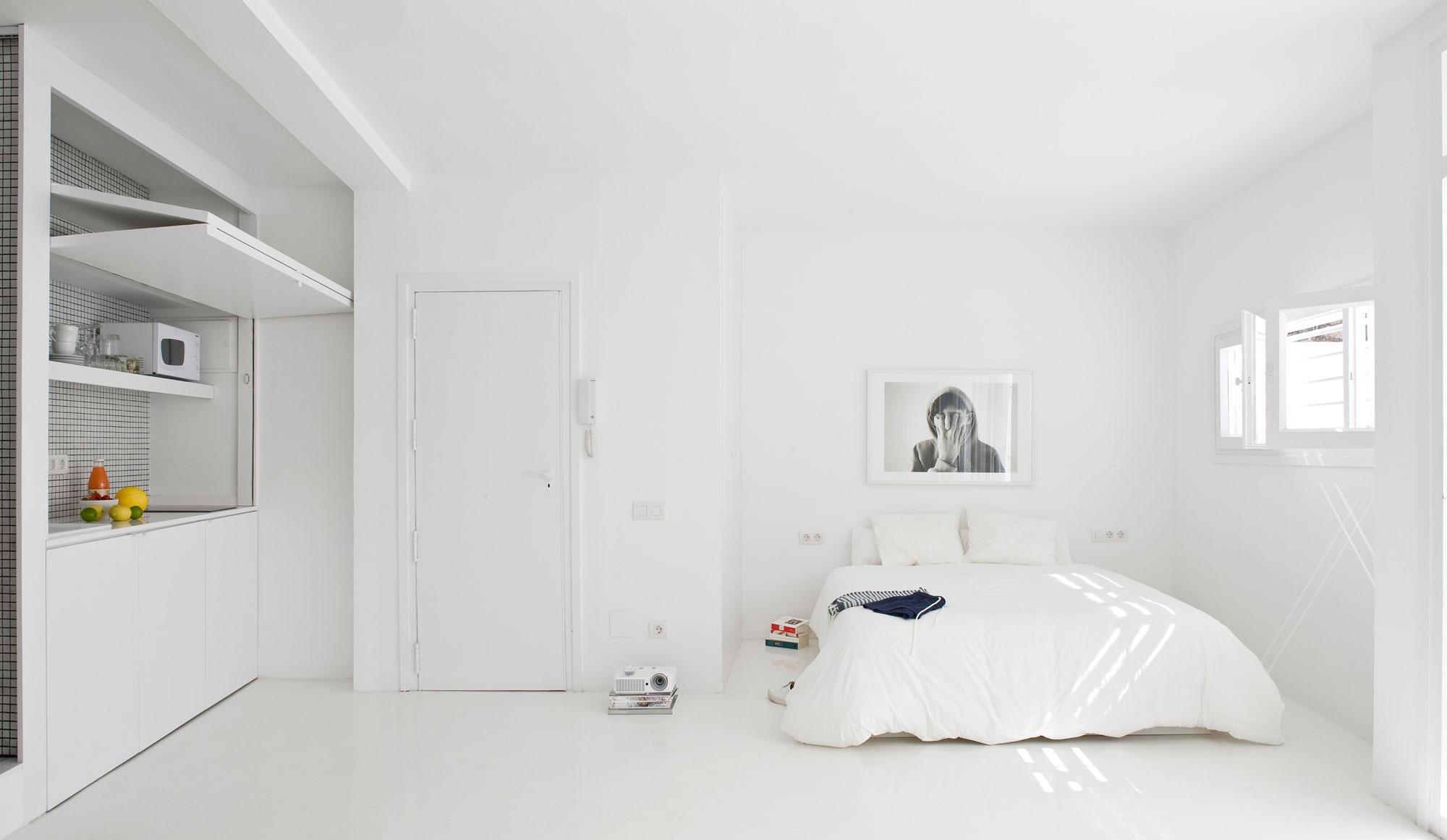 A Bright White Contemporary Apartment for an Art Historian and Curator in Barcelona by CaSA – Colombo and Serboli Architecture (4)