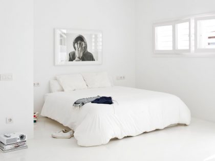 A Bright White Contemporary Apartment for an Art Historian and Curator in Barcelona by CaSA – Colombo and Serboli Architecture (5)