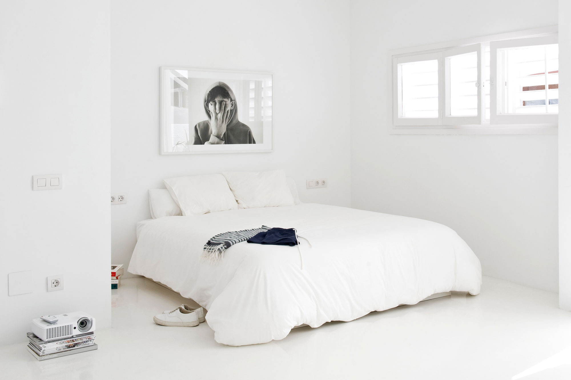 A Bright White Contemporary Apartment for an Art Historian and Curator in Barcelona by CaSA – Colombo and Serboli Architecture (5)