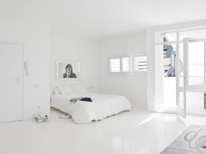 A Bright White Contemporary Apartment for an Art Historian and Curator in Barcelona by CaSA – Colombo and Serboli Architecture (6)