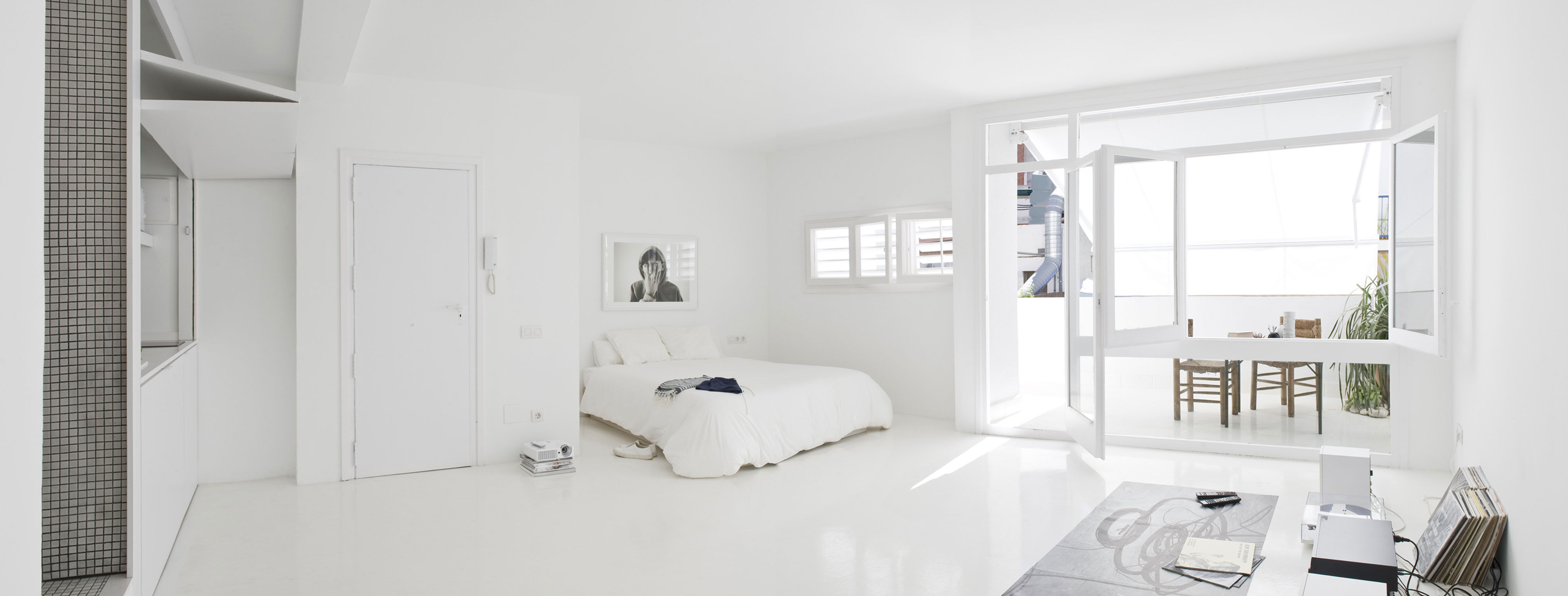 A Bright White Contemporary Apartment for an Art Historian and Curator in Barcelona by CaSA – Colombo and Serboli Architecture (6)