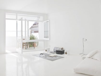 A Bright White Contemporary Apartment for an Art Historian and Curator in Barcelona by CaSA – Colombo and Serboli Architecture (7)