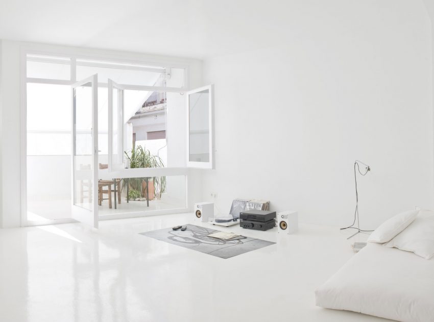 A Bright White Contemporary Apartment for an Art Historian and Curator in Barcelona by CaSA – Colombo and Serboli Architecture (7)