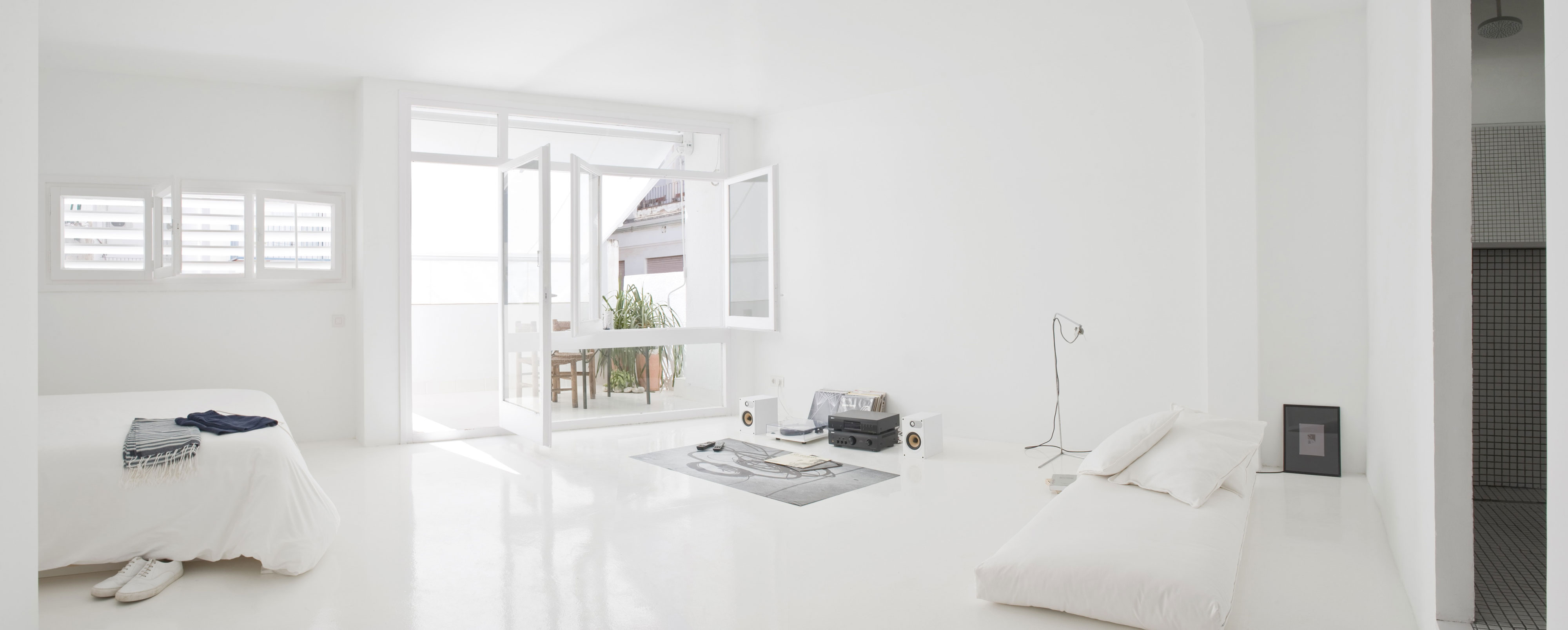 A Bright White Contemporary Apartment for an Art Historian and Curator in Barcelona by CaSA – Colombo and Serboli Architecture (7)