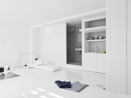 A Bright White Contemporary Apartment for an Art Historian and Curator in Barcelona by CaSA – Colombo and Serboli Architecture (8)