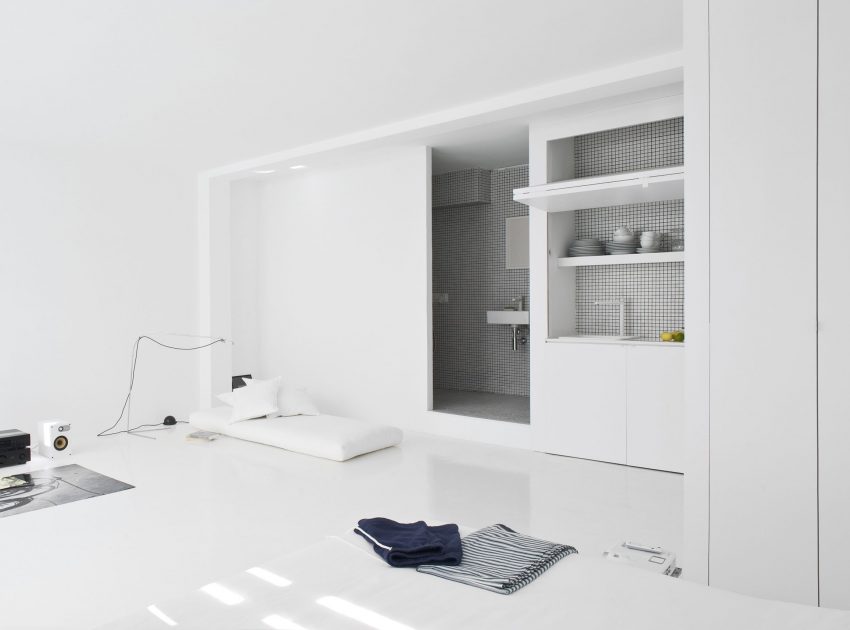 A Bright White Contemporary Apartment for an Art Historian and Curator in Barcelona by CaSA – Colombo and Serboli Architecture (8)