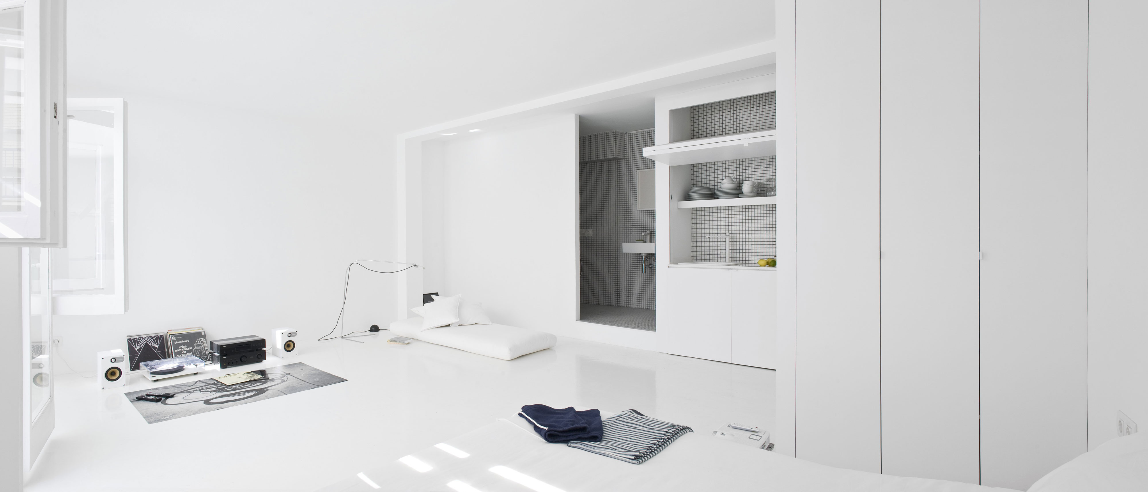 A Bright White Contemporary Apartment for an Art Historian and Curator in Barcelona by CaSA – Colombo and Serboli Architecture (8)