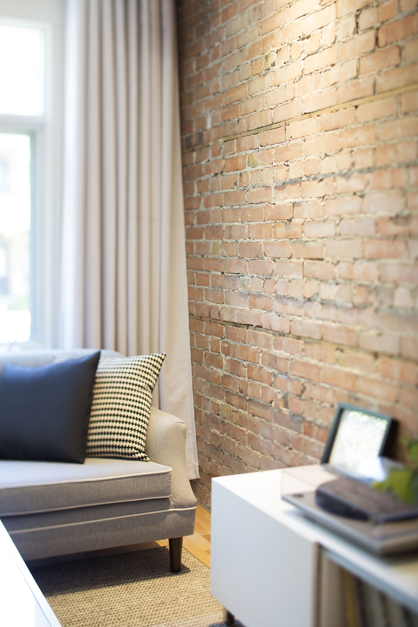 A Bright and Airy Apartment for Young Family in Montcalm by Bourgeois/Lechasseur architects (2)