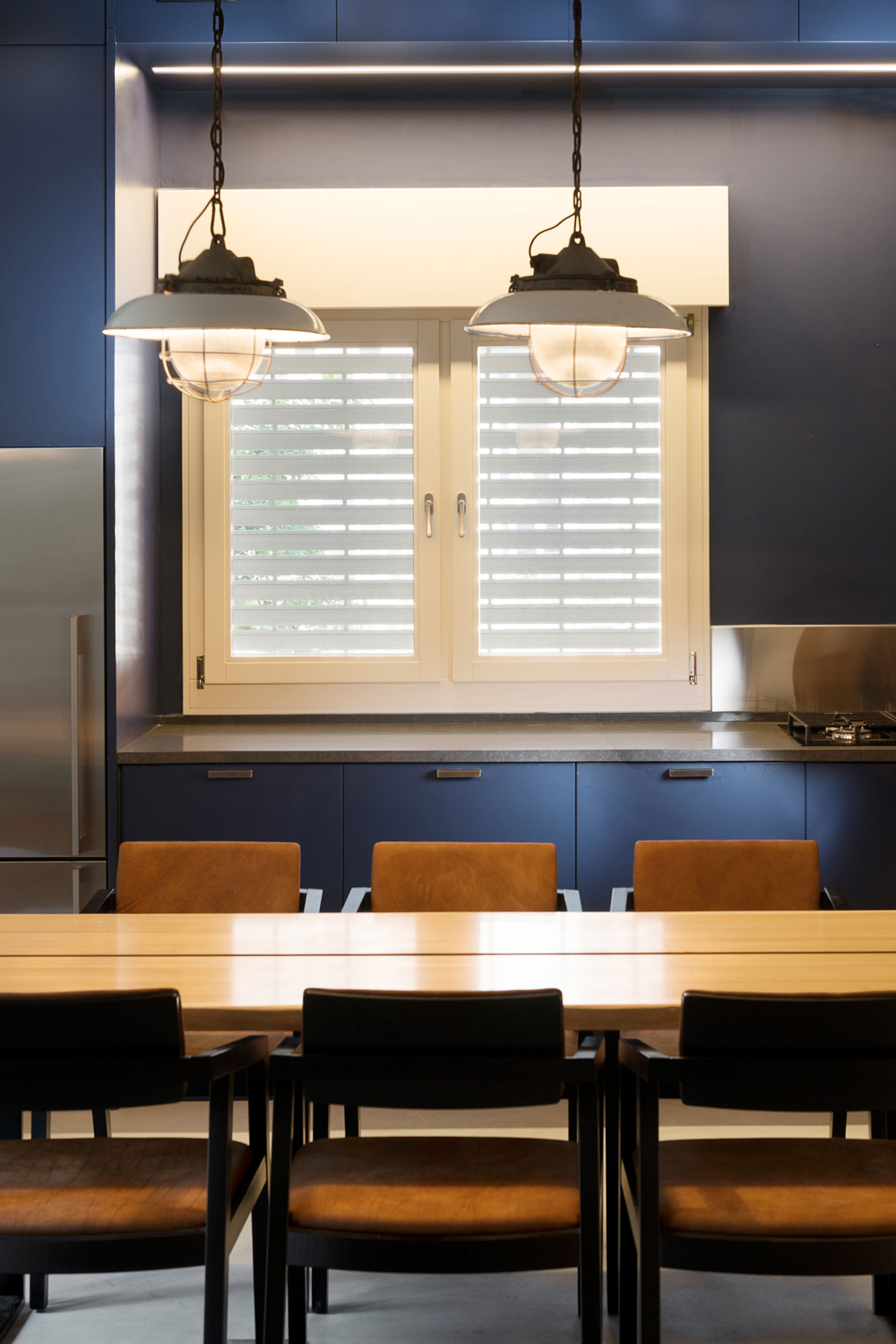 A Bright and Airy Modern Apartment with Creative Interiors in Tel Aviv by Raanans Stern’s Studio (10)