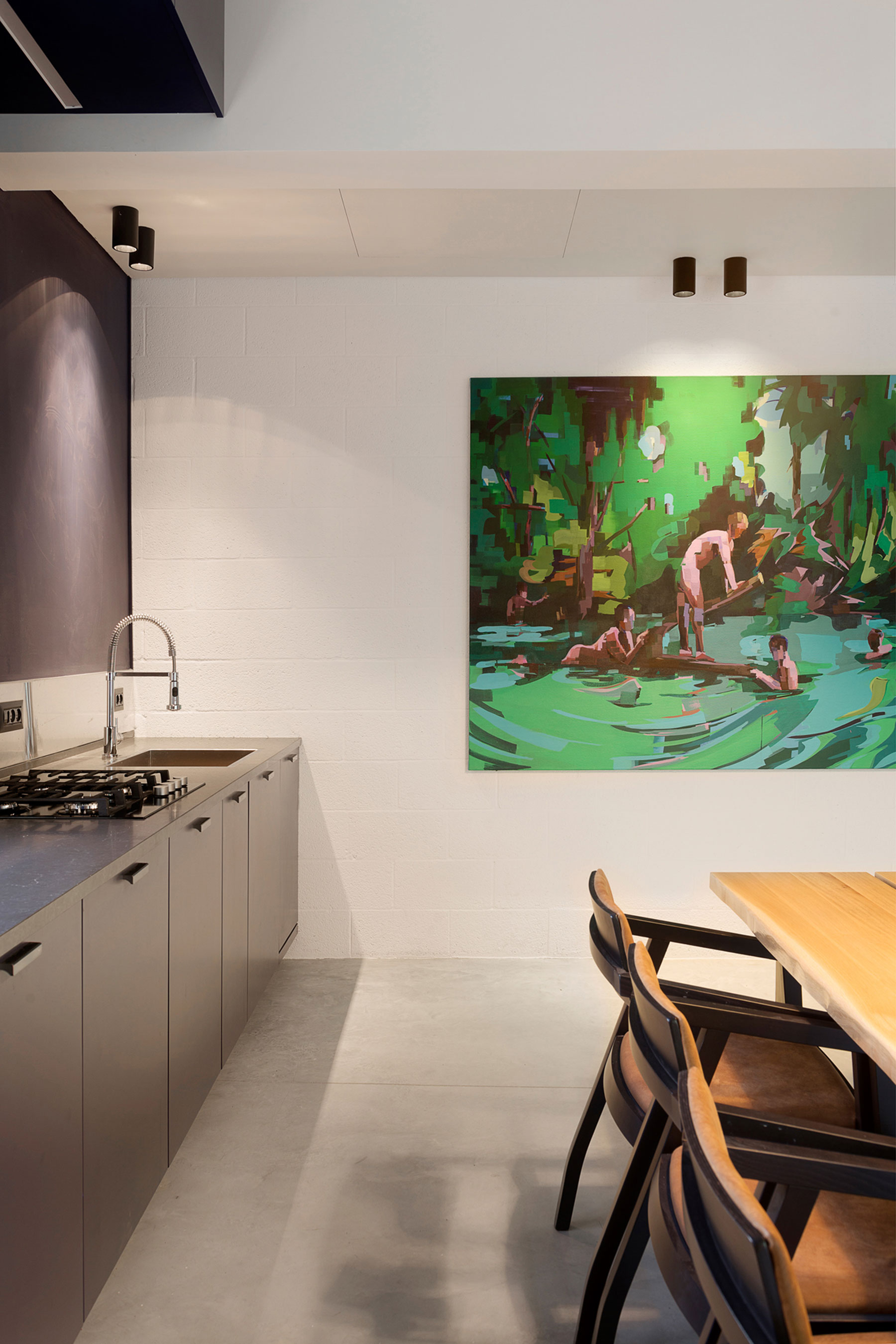 A Bright and Airy Modern Apartment with Creative Interiors in Tel Aviv by Raanans Stern’s Studio (12)