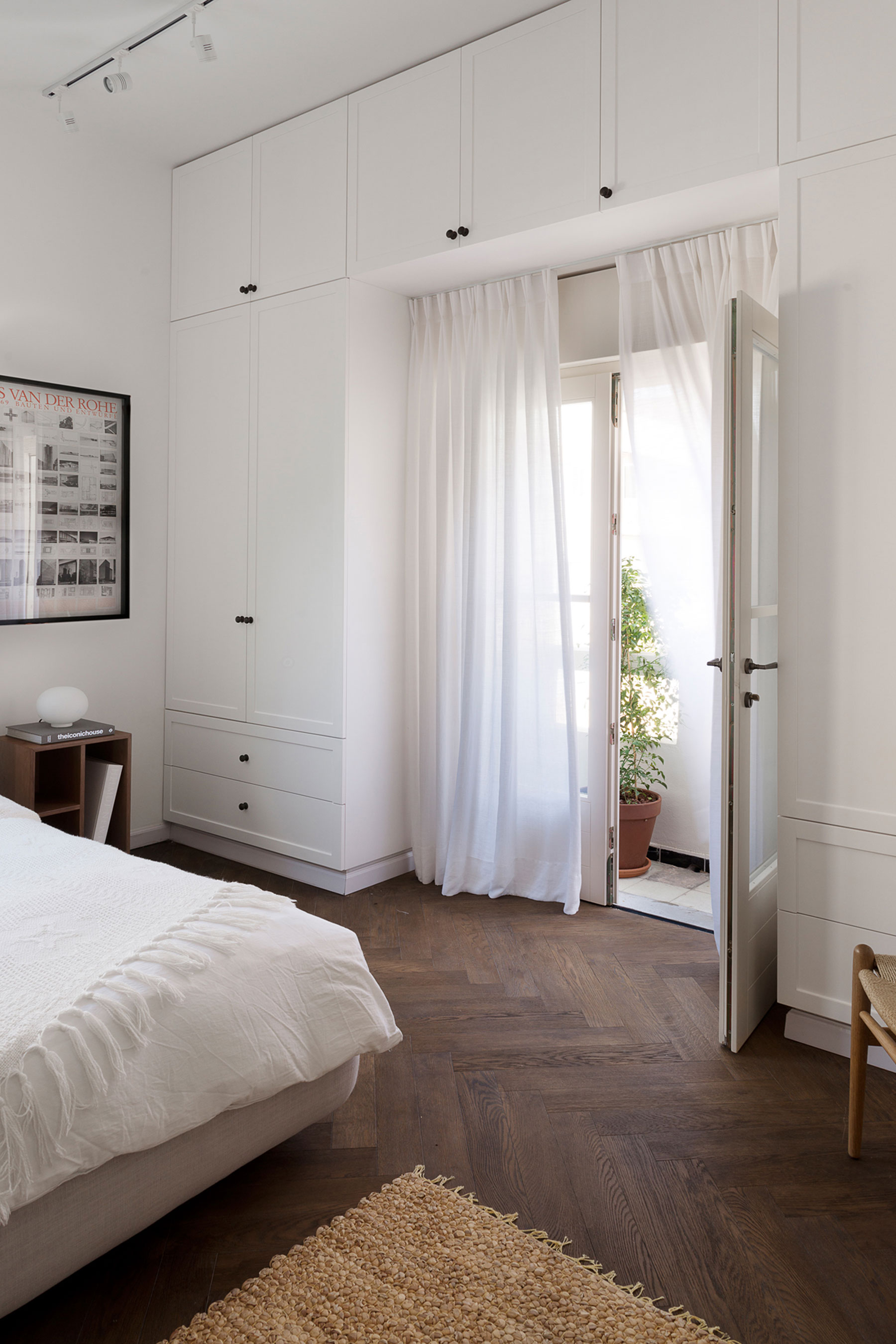 A Bright and Airy Modern Apartment with Creative Interiors in Tel Aviv by Raanans Stern’s Studio (13)