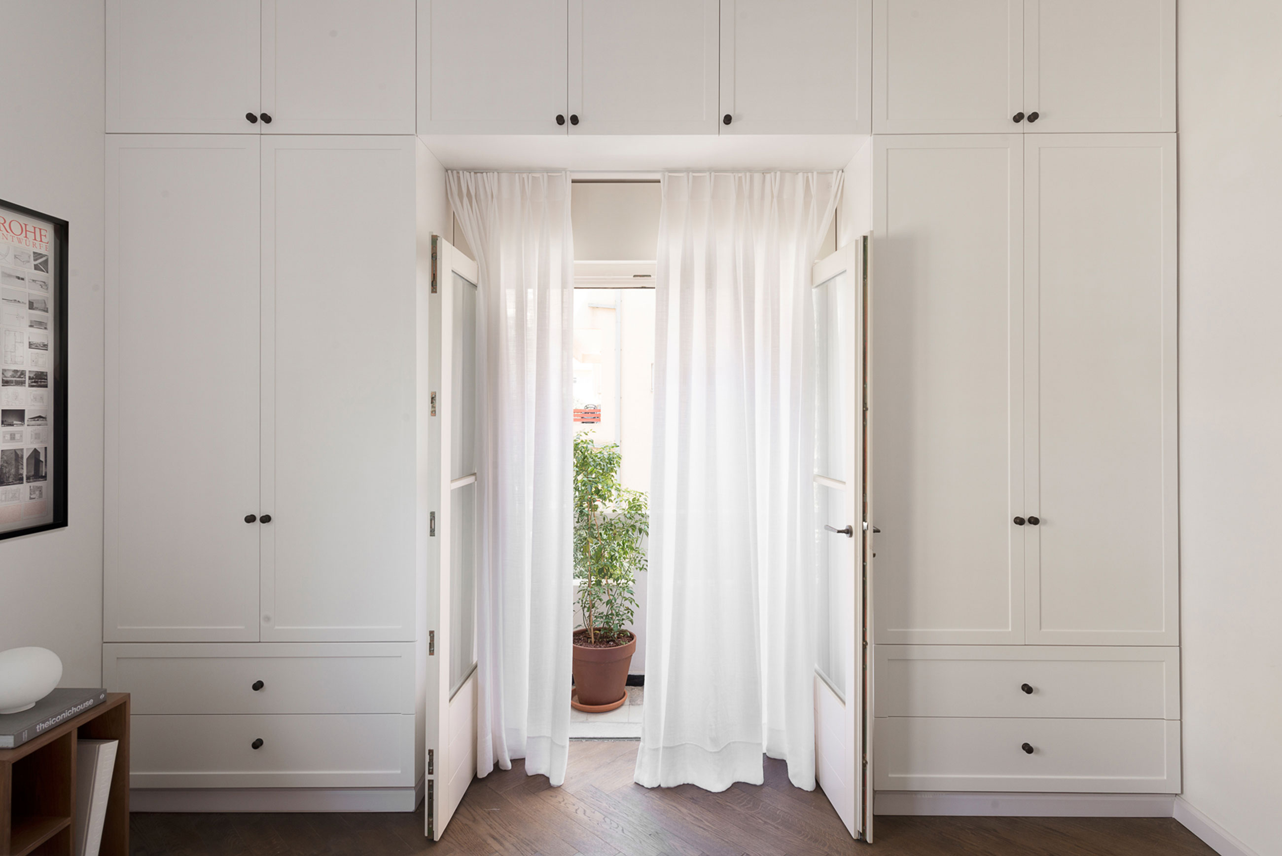 A Bright and Airy Modern Apartment with Creative Interiors in Tel Aviv by Raanans Stern’s Studio (14)