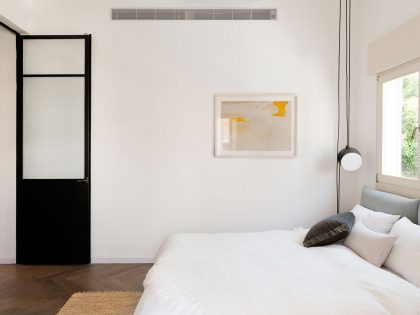 A Bright and Airy Modern Apartment with Creative Interiors in Tel Aviv by Raanans Stern’s Studio (15)