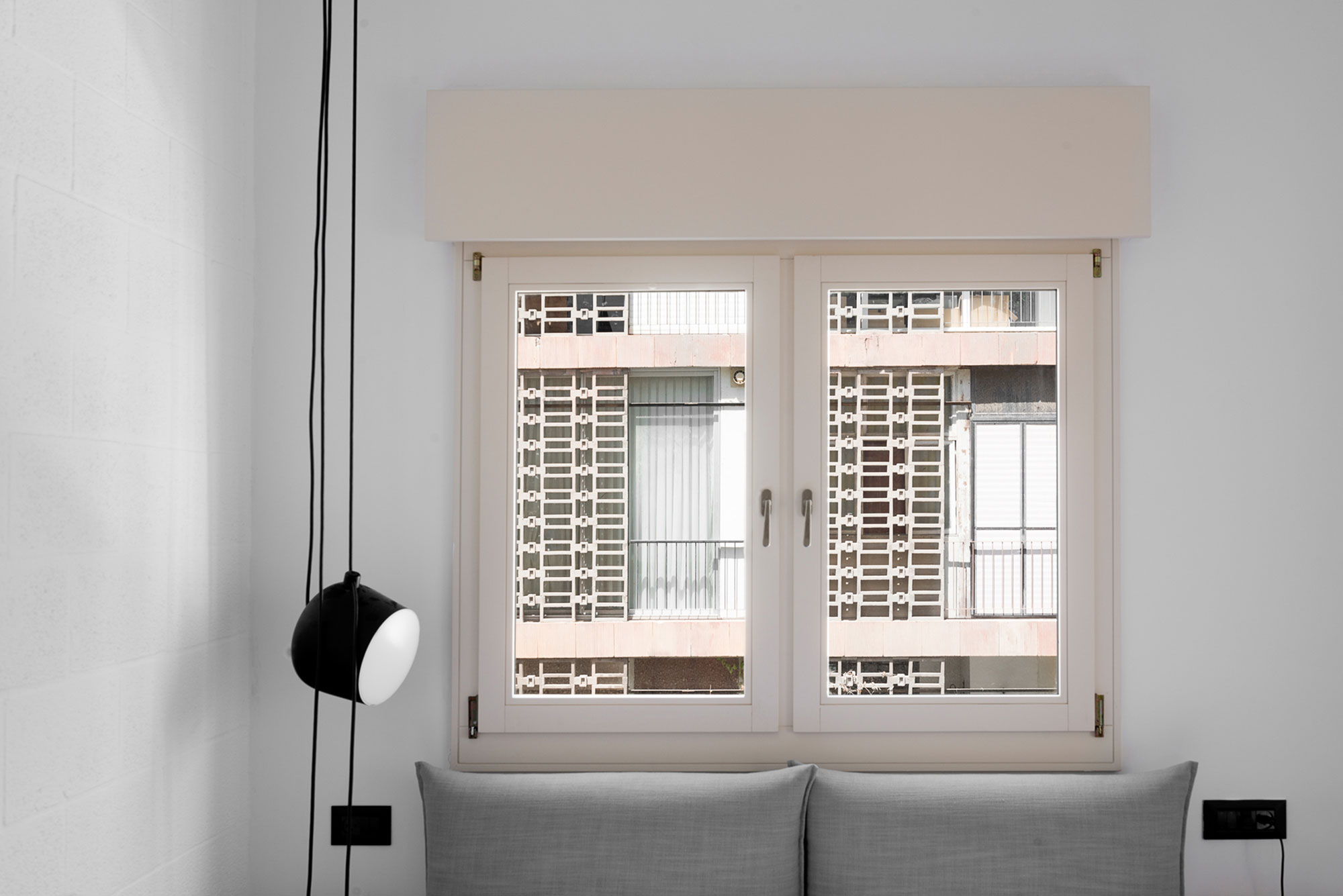 A Bright and Airy Modern Apartment with Creative Interiors in Tel Aviv by Raanans Stern’s Studio (16)