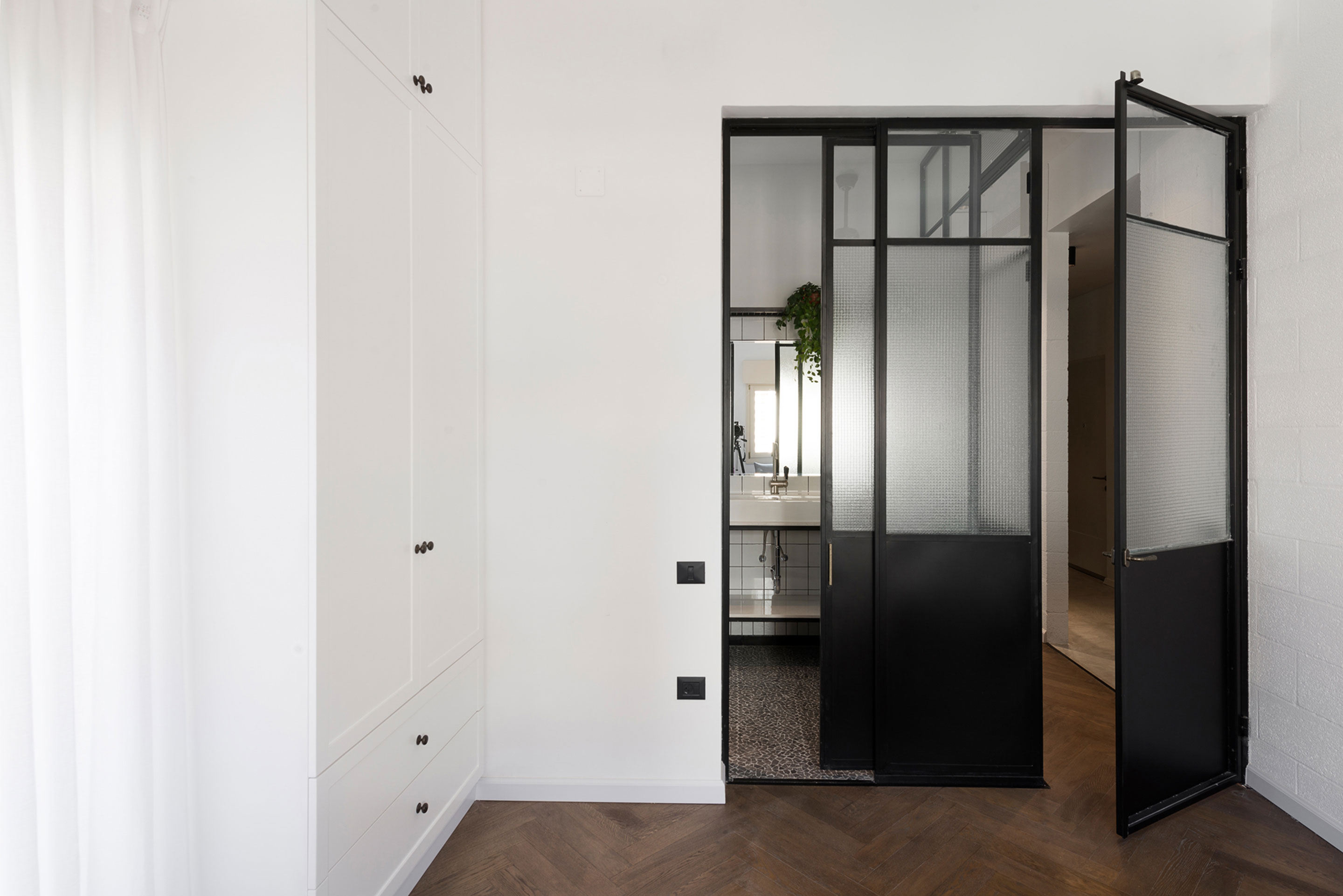 A Bright and Airy Modern Apartment with Creative Interiors in Tel Aviv by Raanans Stern’s Studio (18)