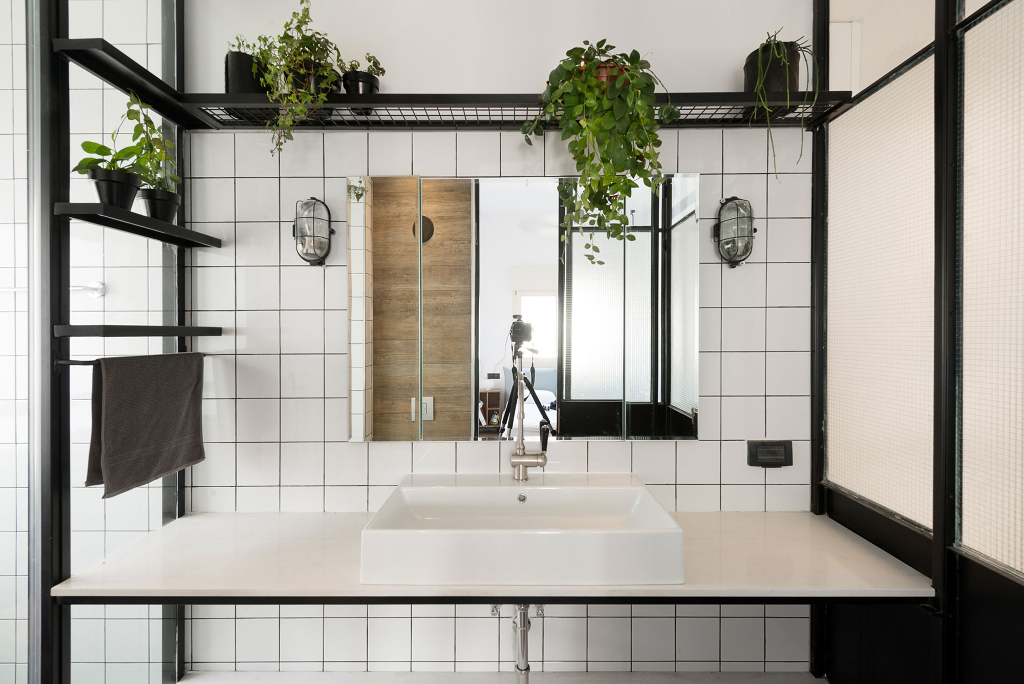 A Bright and Airy Modern Apartment with Creative Interiors in Tel Aviv by Raanans Stern’s Studio (19)