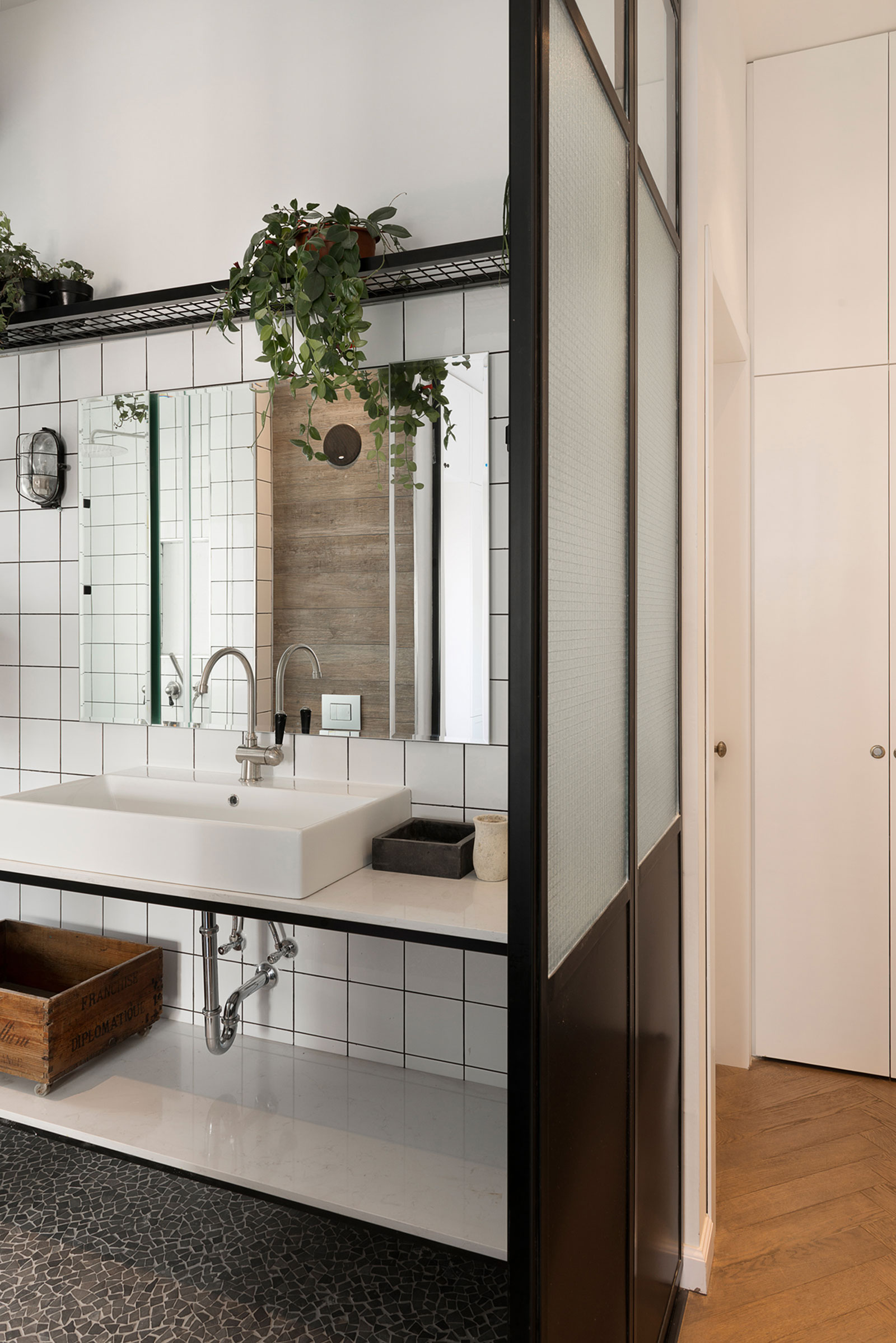 A Bright and Airy Modern Apartment with Creative Interiors in Tel Aviv by Raanans Stern’s Studio (21)