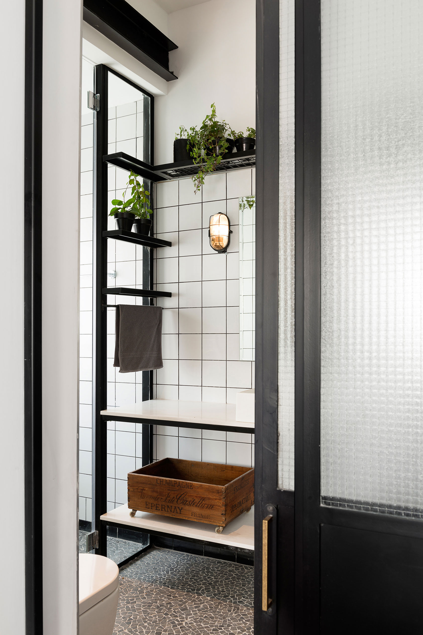 A Bright and Airy Modern Apartment with Creative Interiors in Tel Aviv by Raanans Stern’s Studio (22)