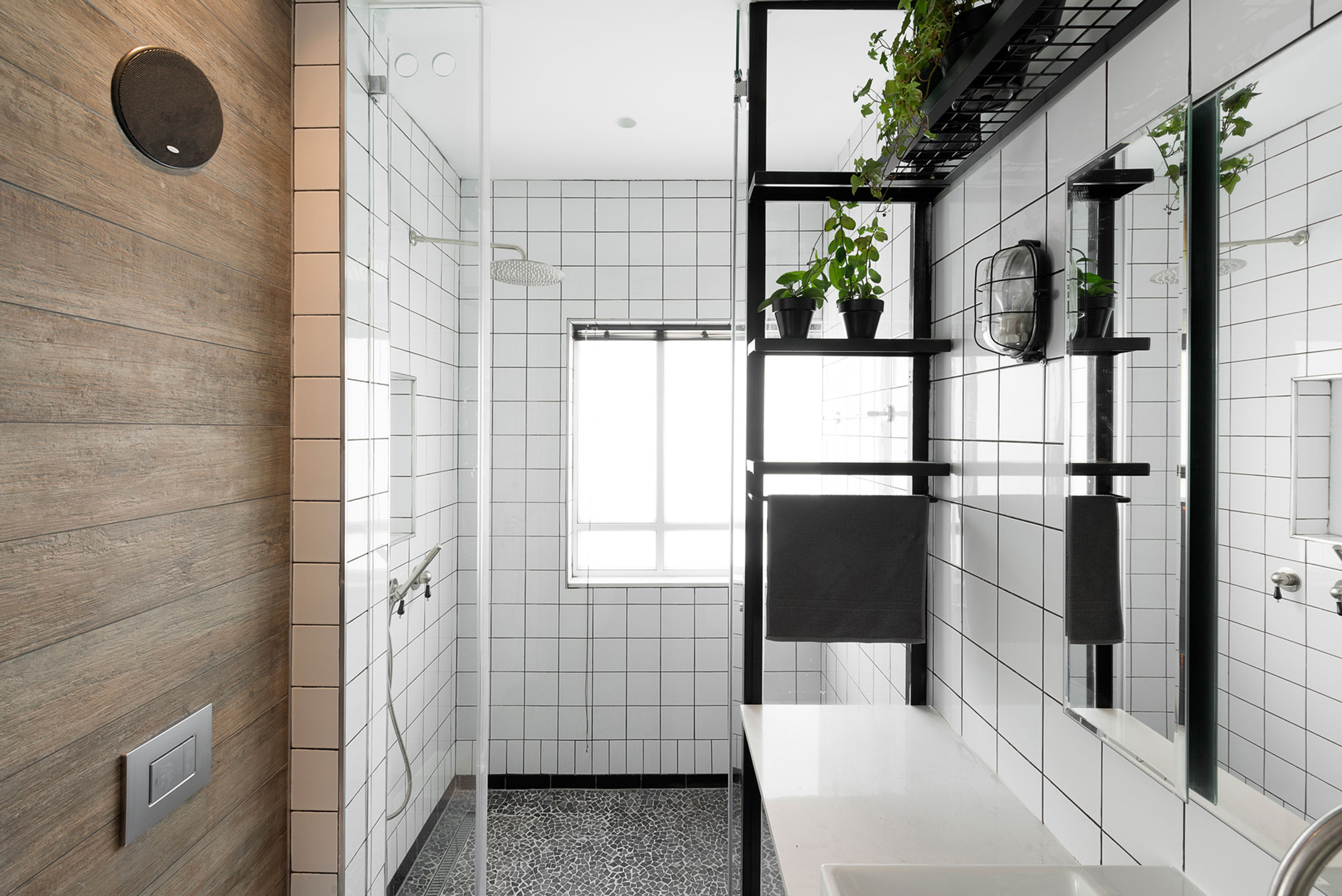 A Bright and Airy Modern Apartment with Creative Interiors in Tel Aviv by Raanans Stern’s Studio (23)