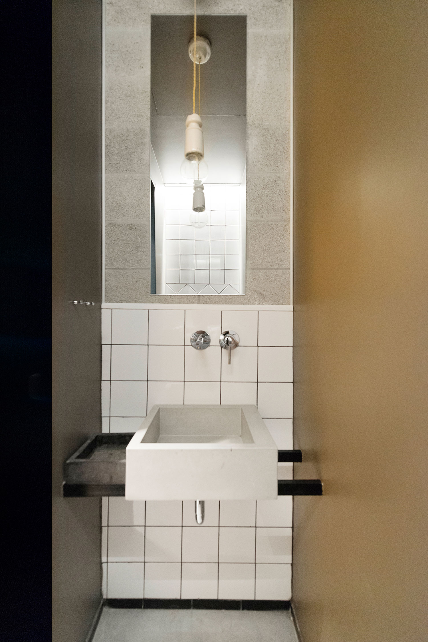 A Bright and Airy Modern Apartment with Creative Interiors in Tel Aviv by Raanans Stern’s Studio (24)