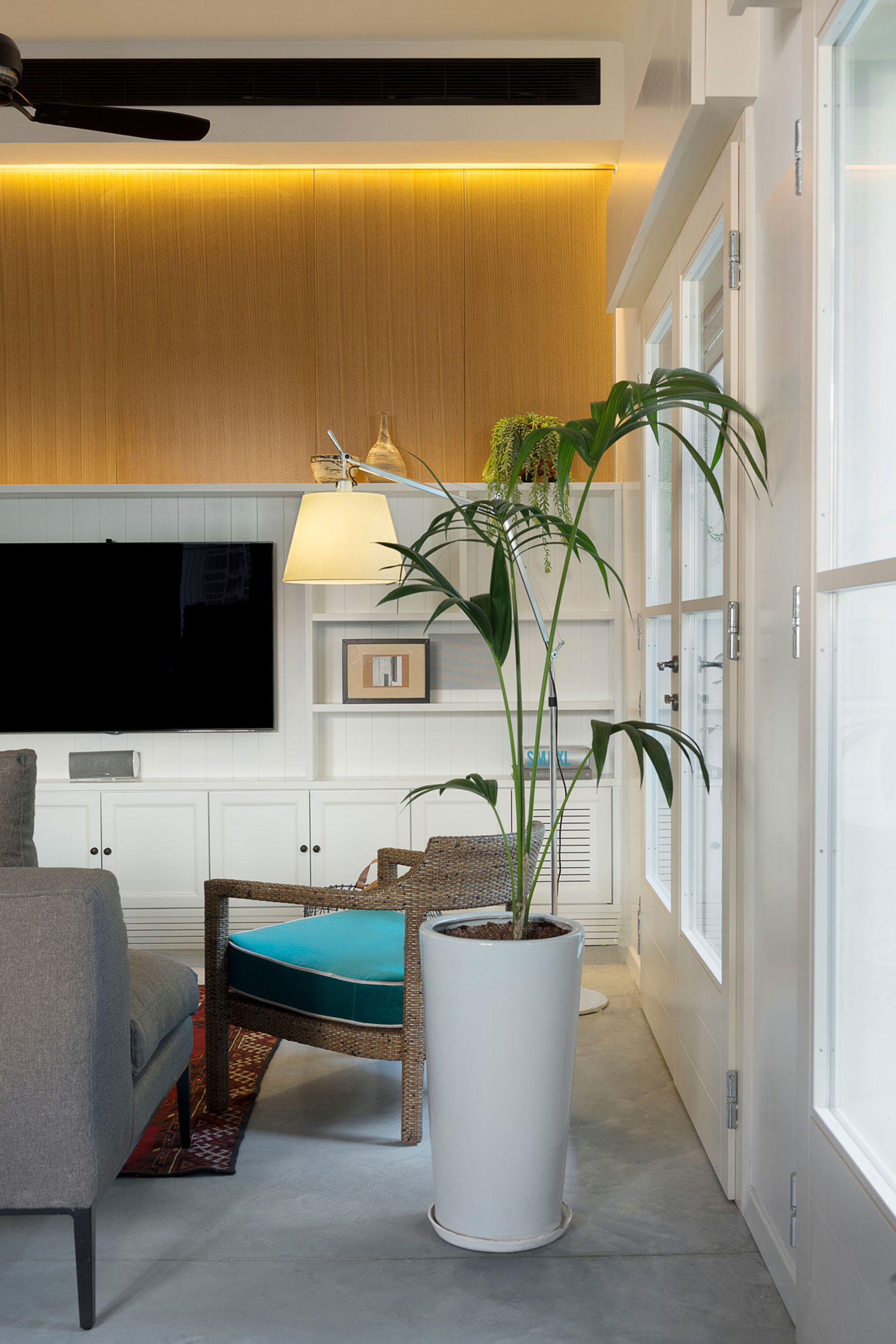 A Bright and Airy Modern Apartment with Creative Interiors in Tel Aviv by Raanans Stern’s Studio (3)