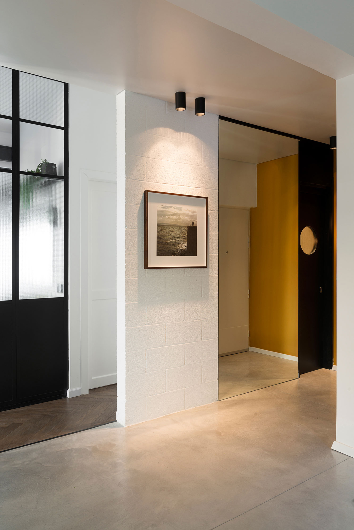 A Bright and Airy Modern Apartment with Creative Interiors in Tel Aviv by Raanans Stern’s Studio (4)