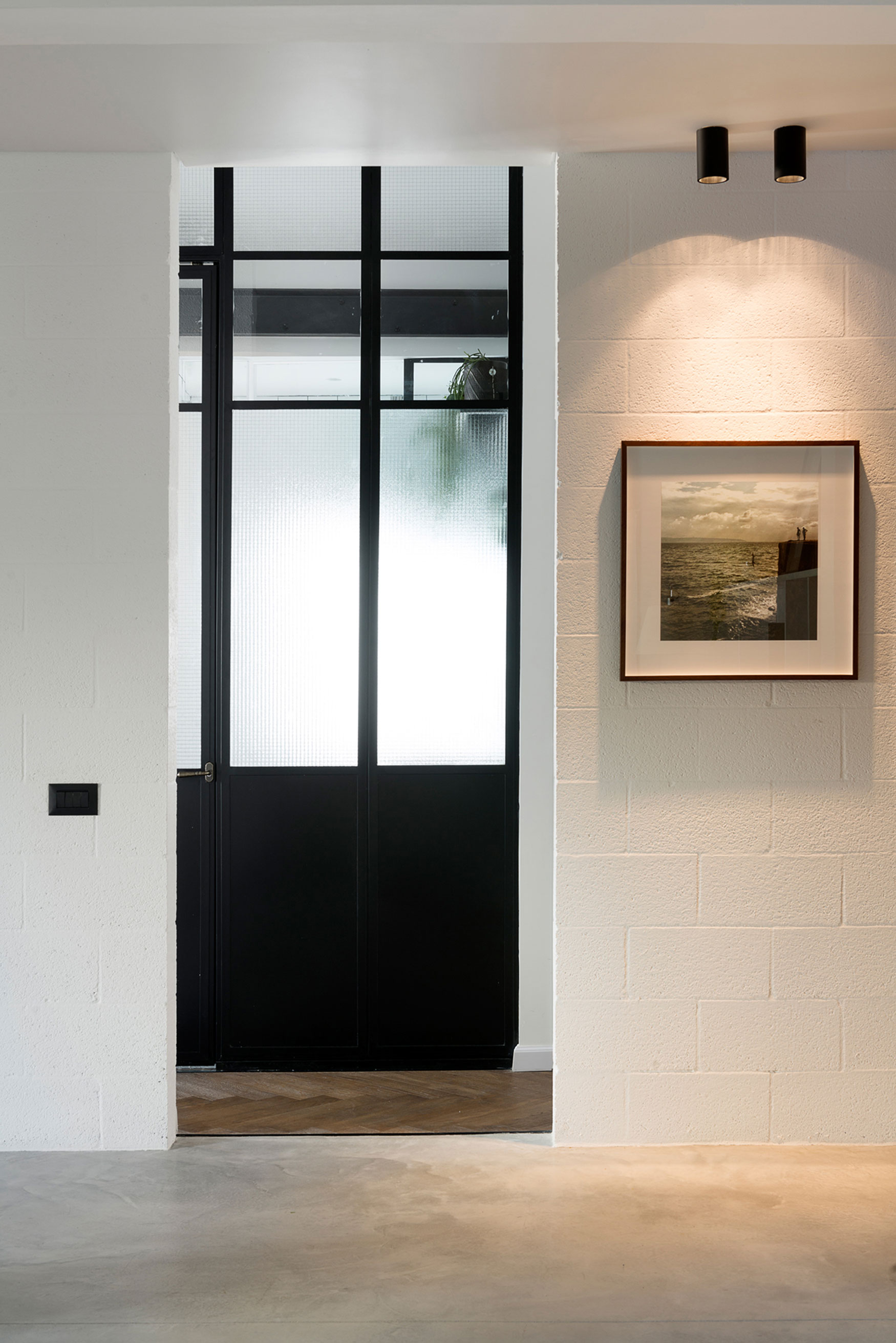 A Bright and Airy Modern Apartment with Creative Interiors in Tel Aviv by Raanans Stern’s Studio (5)