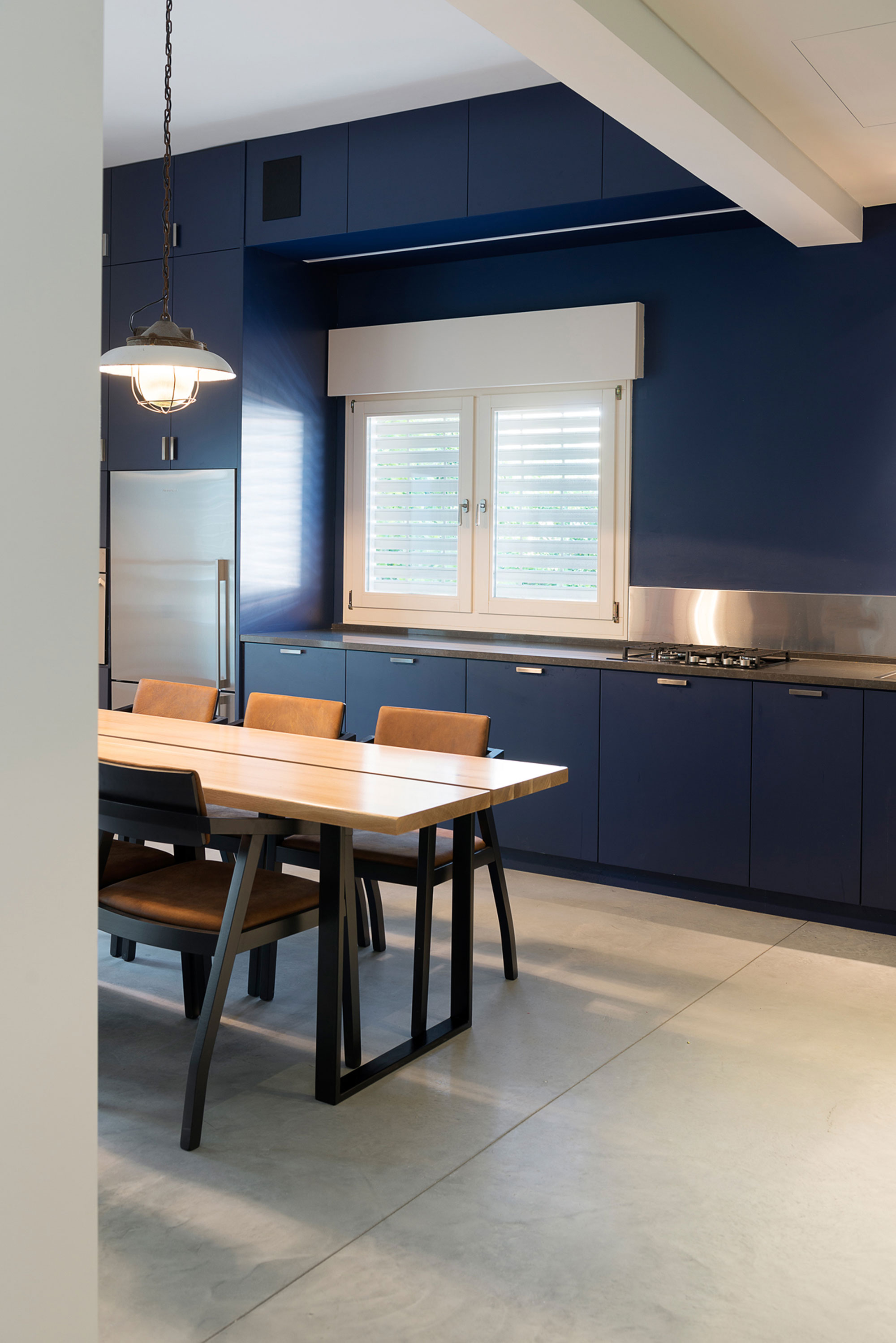 A Bright and Airy Modern Apartment with Creative Interiors in Tel Aviv by Raanans Stern’s Studio (8)