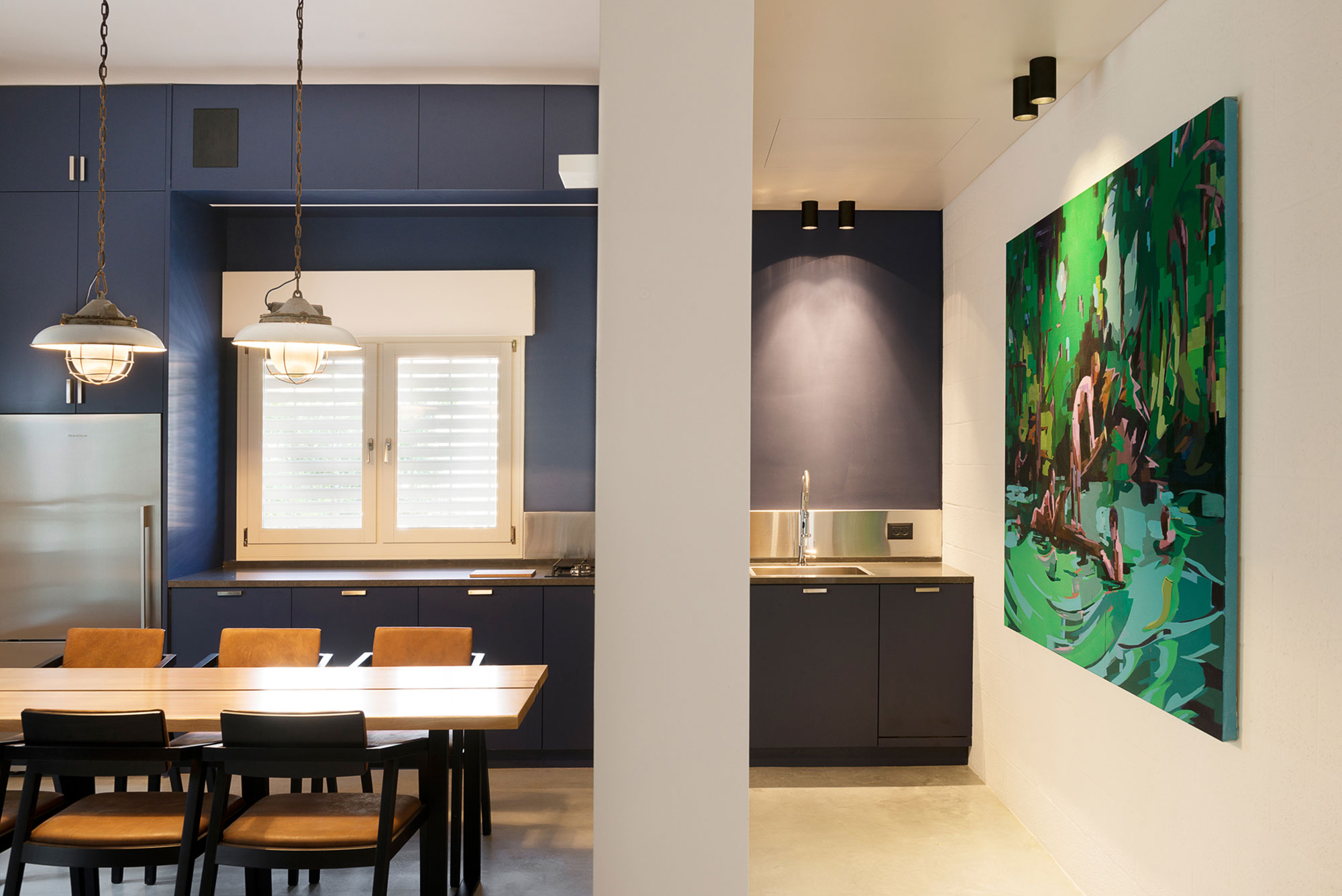 A Bright and Airy Modern Apartment with Creative Interiors in Tel Aviv by Raanans Stern’s Studio (9)