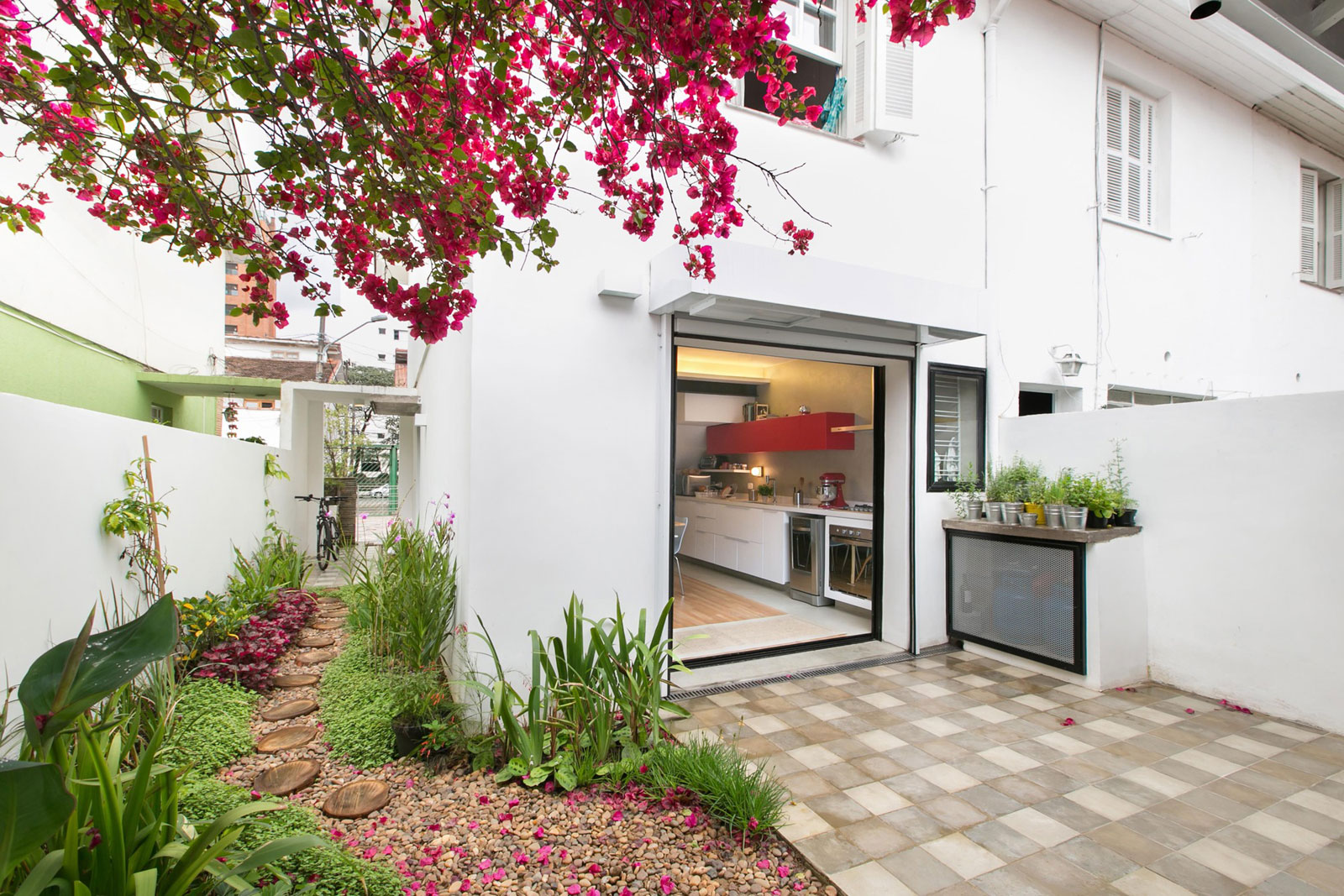 A Bright and Charming Home with Lots of Earthy Colors in São Paulo by DT Estúdio (11)