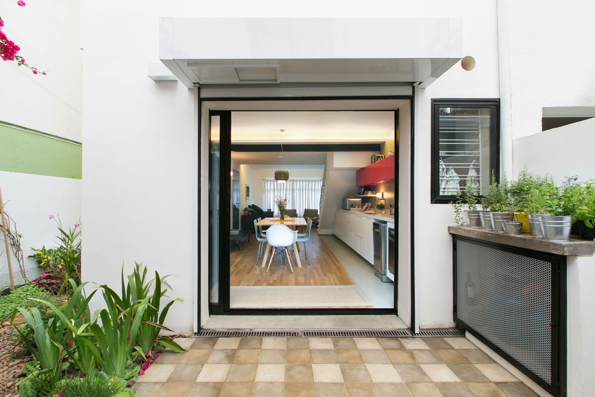 A Bright and Charming Home with Lots of Earthy Colors in São Paulo by DT Estúdio (12)