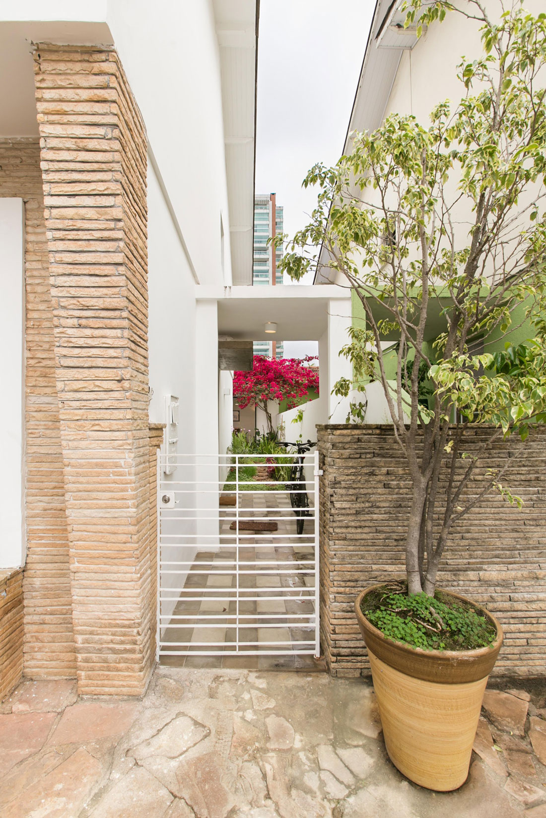 A Bright and Charming Home with Lots of Earthy Colors in São Paulo by DT Estúdio (2)