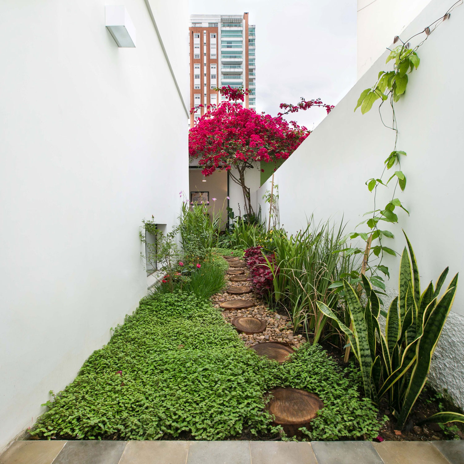 A Bright and Charming Home with Lots of Earthy Colors in São Paulo by DT Estúdio (3)