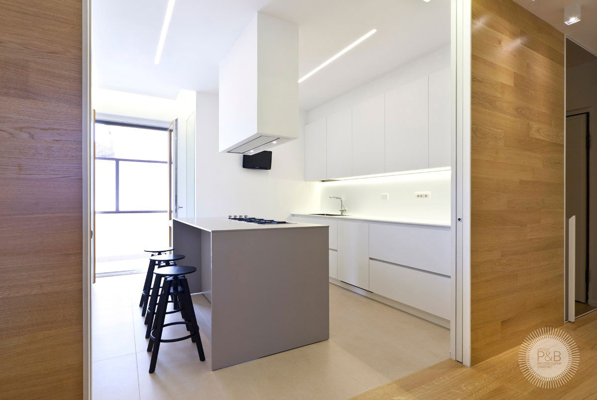 A Bright and Luminous Modern Apartment with Wood Accents in Bastia Umbra, Italy by Gianni Amantini (4)