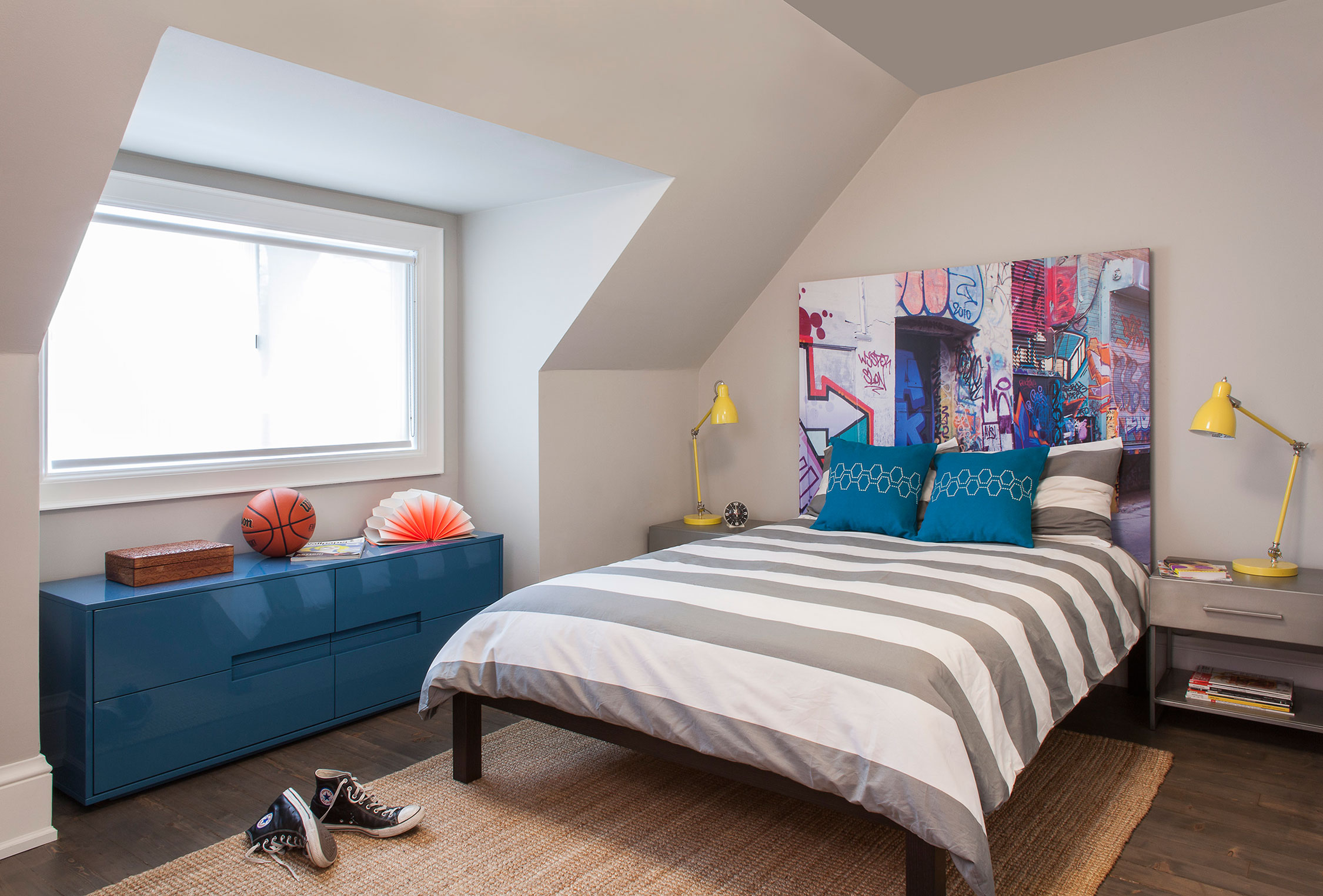 A Bright and Vibrant Contemporary Home in Toronto by Meghan Carter Design (14)