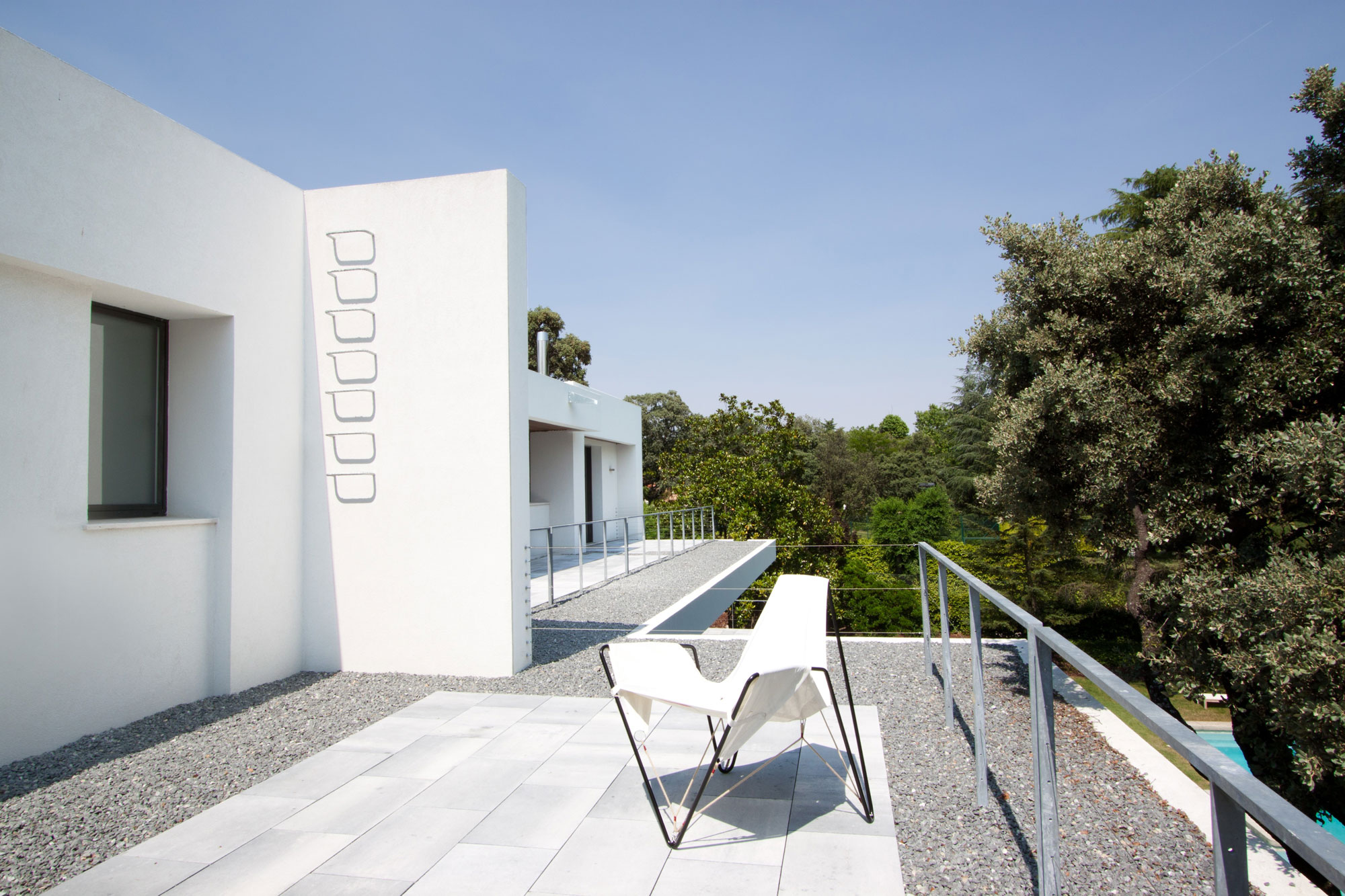 A Charming Modern Home Nestled in a Lush Landscape of Madrid, Spain by ÁBATON Arquitectura (15)