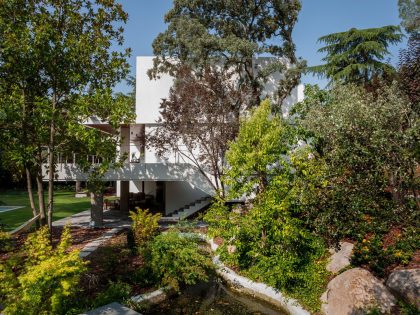 A Charming Modern Home Nestled in a Lush Landscape of Madrid, Spain by ÁBATON Arquitectura (2)