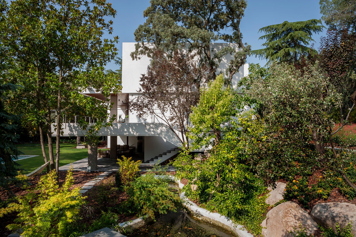 A Charming Modern Home Nestled in a Lush Landscape of Madrid, Spain by ÁBATON Arquitectura (2)