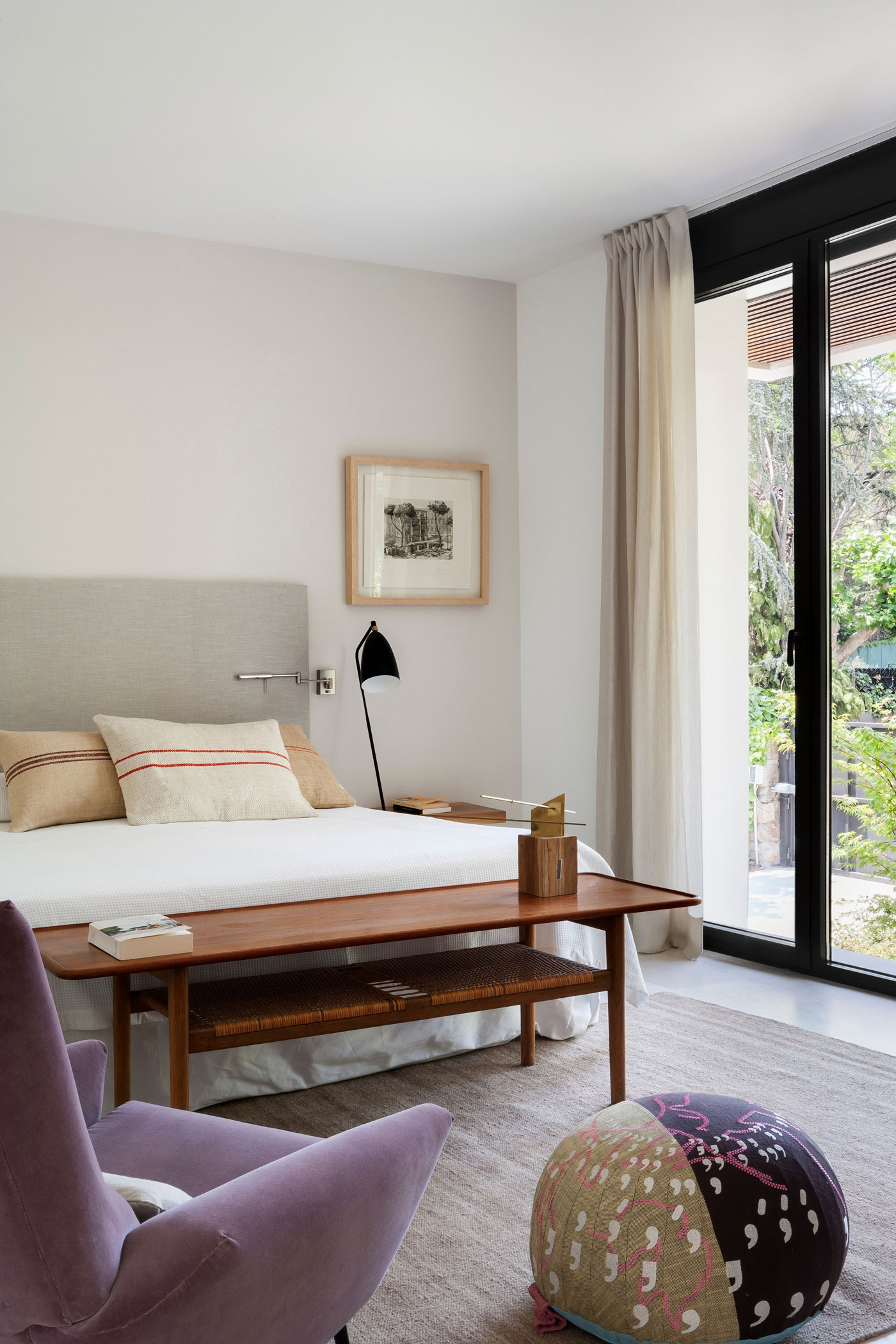 A Charming Modern Home Nestled in a Lush Landscape of Madrid, Spain by ÁBATON Arquitectura (25)