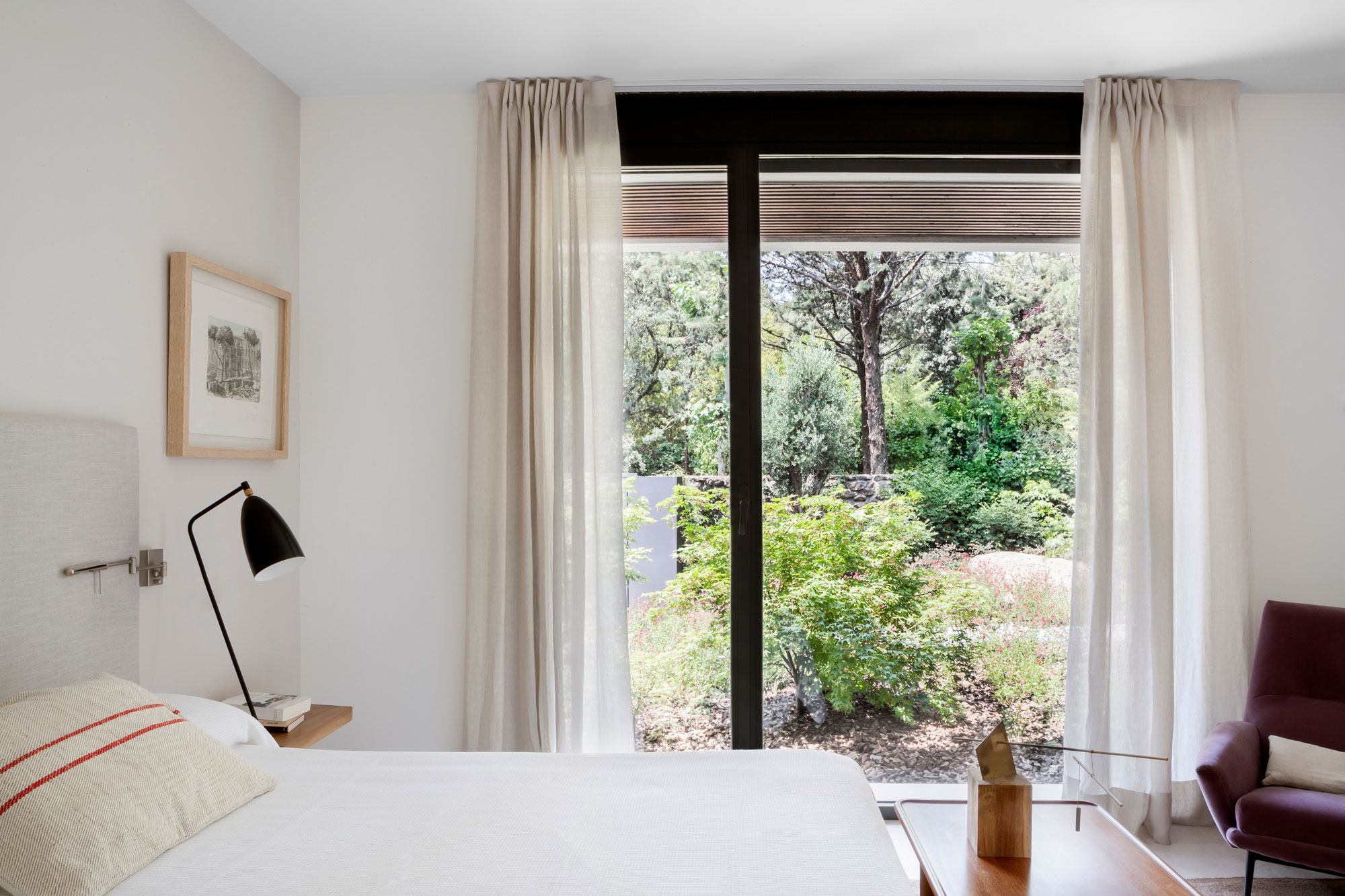 A Charming Modern Home Nestled in a Lush Landscape of Madrid, Spain by ÁBATON Arquitectura (26)