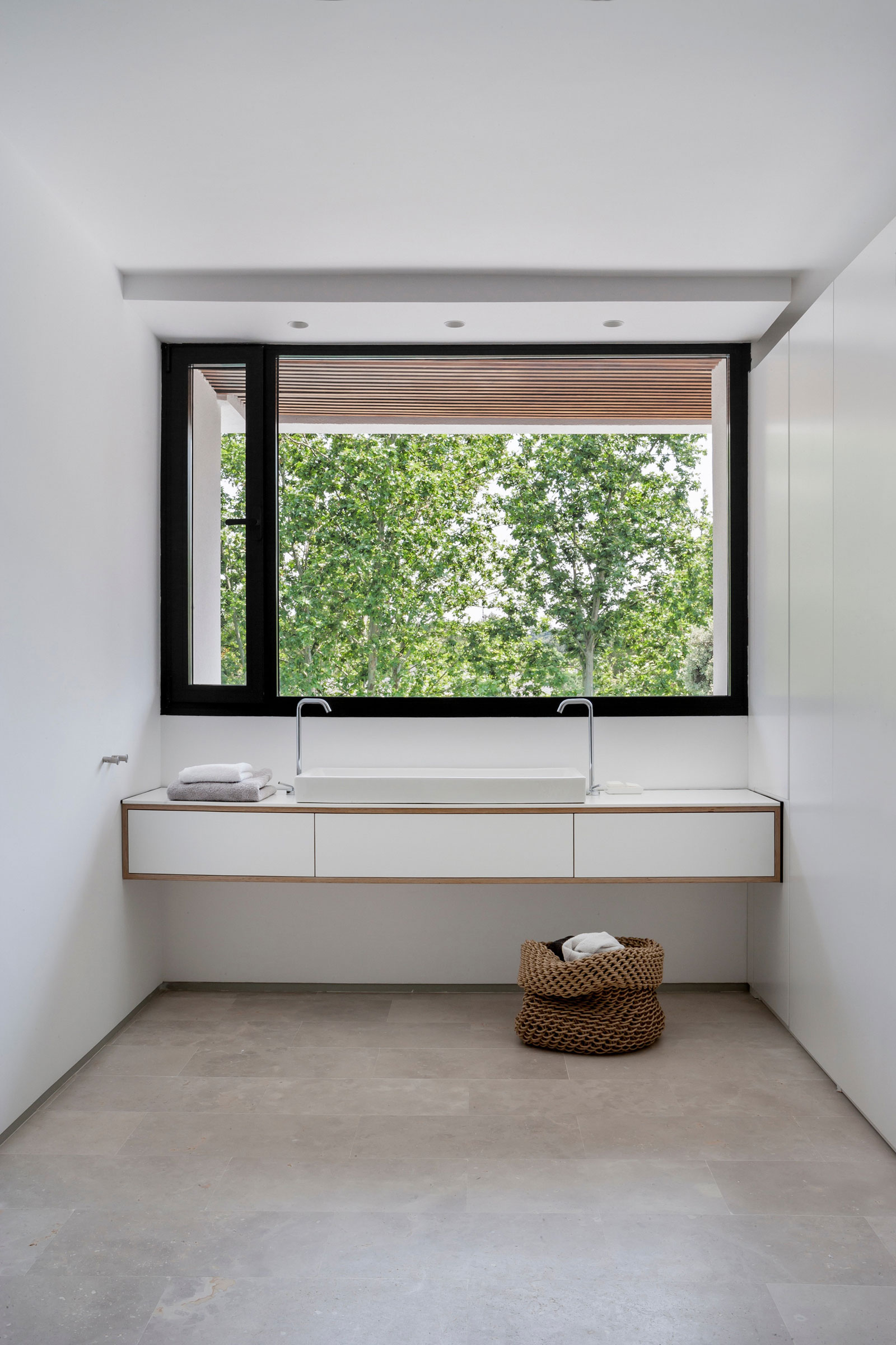 A Charming Modern Home Nestled in a Lush Landscape of Madrid, Spain by ÁBATON Arquitectura (28)