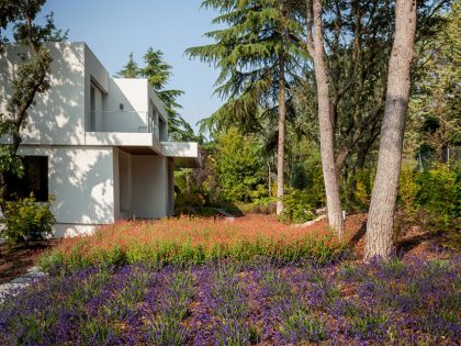 A Charming Modern Home Nestled in a Lush Landscape of Madrid, Spain by ÁBATON Arquitectura (3)