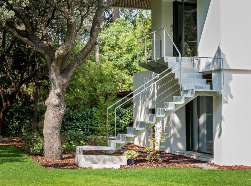 A Charming Modern Home Nestled in a Lush Landscape of Madrid, Spain by ÁBATON Arquitectura (5)