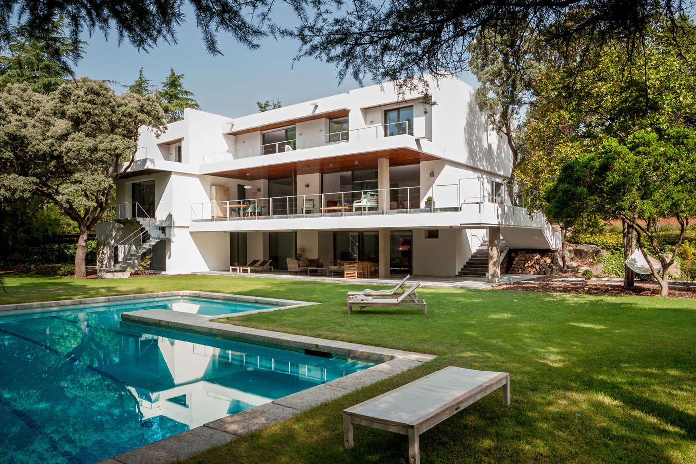 A Charming Modern Home Nestled in a Lush Landscape of Madrid, Spain by ÁBATON Arquitectura (6)