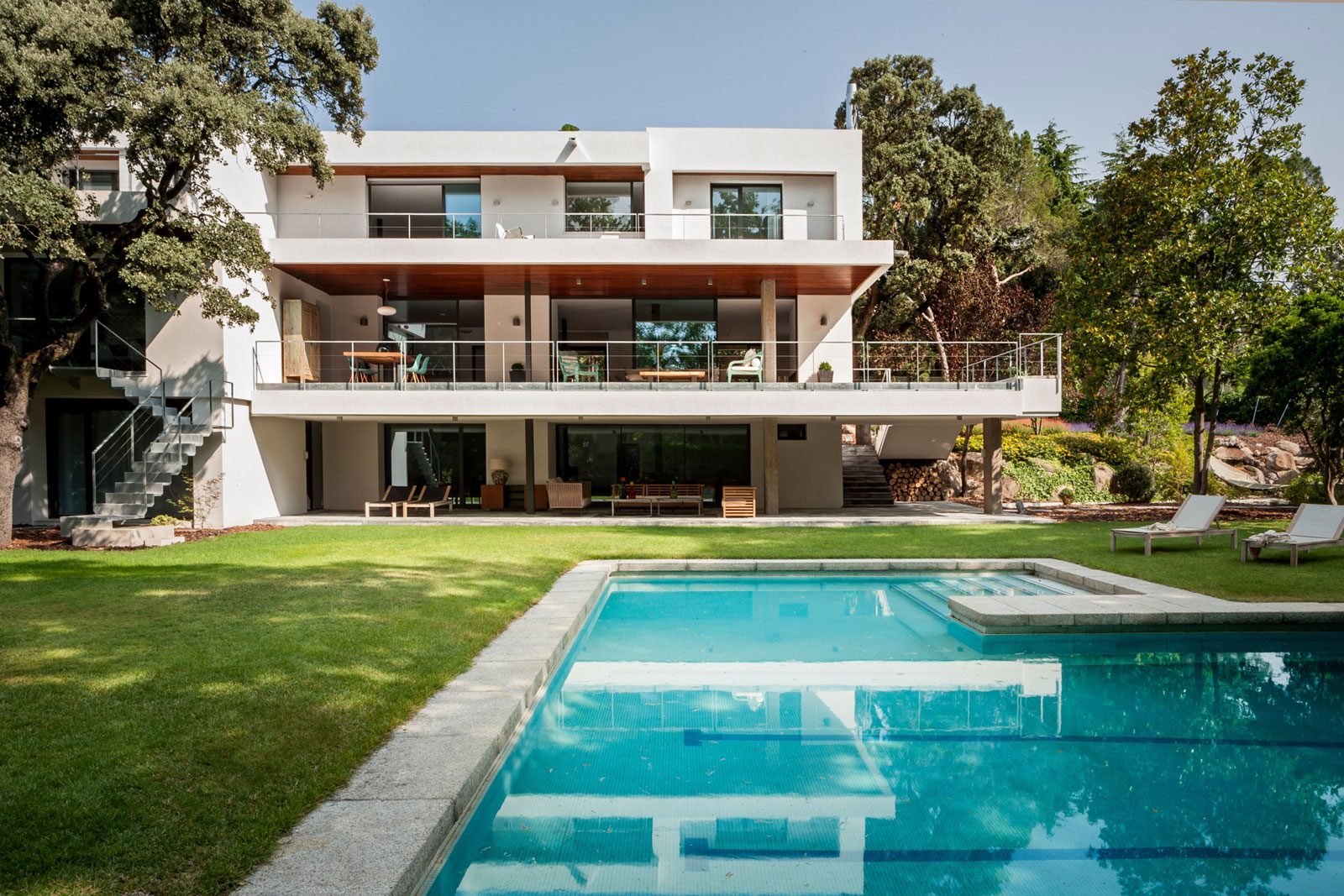 A Charming Modern Home Nestled in a Lush Landscape of Madrid, Spain by ÁBATON Arquitectura (7)