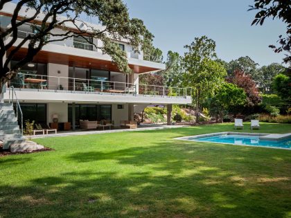 A Charming Modern Home Nestled in a Lush Landscape of Madrid, Spain by ÁBATON Arquitectura (8)